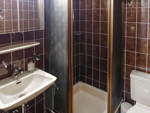 Ένα μπάνιο στο Apartment Miremont B7 by Interhome