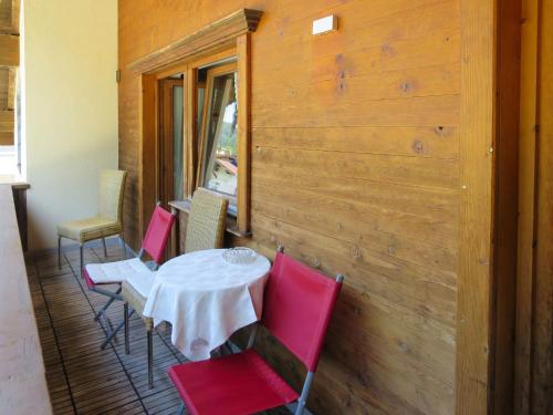 een eetkamer met een witte tafel en rode stoelen bij Apartment Weiherwirt by Interhome in Haslach