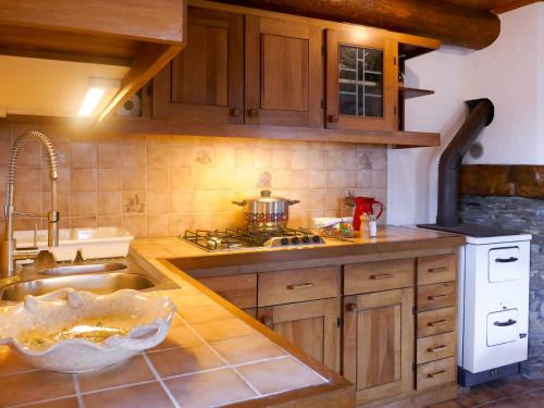Kuchyň nebo kuchyňský kout v ubytování Holiday Home Rustico Catcüc by Interhome
