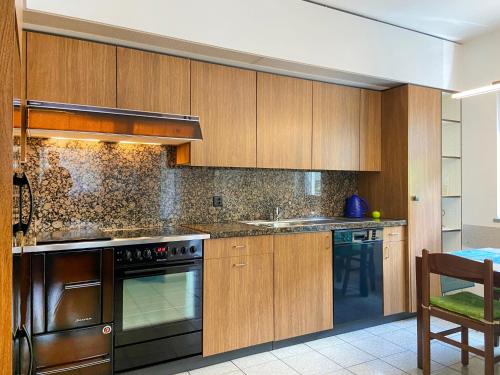Köök või kööginurk majutusasutuses Apartment Casa Alpina by Interhome