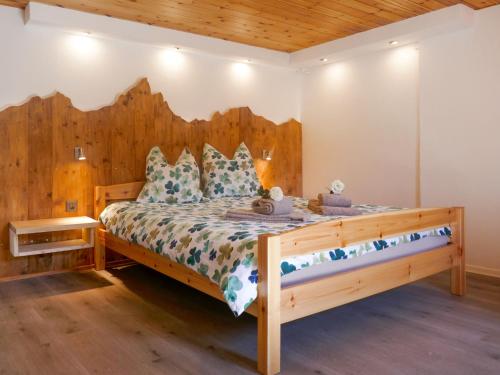 מיטה או מיטות בחדר ב-Holiday Home Rustico Catcüc by Interhome