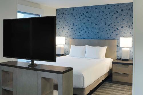 Postel nebo postele na pokoji v ubytování Hyatt House Columbus OSU Short North