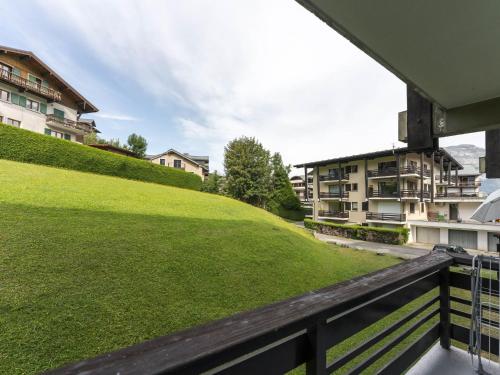 une vue depuis le balcon d'un immeuble dans l'établissement Apartment Le Nerey-1 by Interhome, à Saint-Gervais-les-Bains