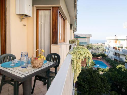uma varanda com uma mesa e uma cesta de frutas em Apartment Alba Home by Interhome em Sorrento