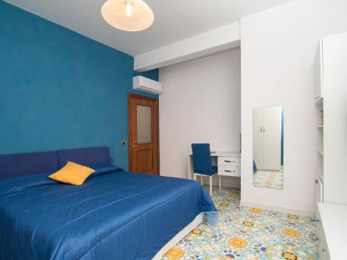 um quarto azul com uma cama e uma secretária em Apartment Alba Home by Interhome em Sorrento