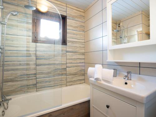 une salle de bain avec un lavabo, une douche et une baignoire dans l'établissement Apartment Le Prariond - Val Claret-12 by Interhome, à Tignes