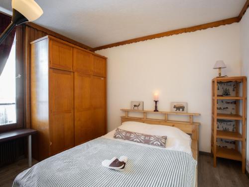 une chambre avec un lit avec un chapeau dessus dans l'établissement Apartment Le Prariond - Val Claret-12 by Interhome, à Tignes