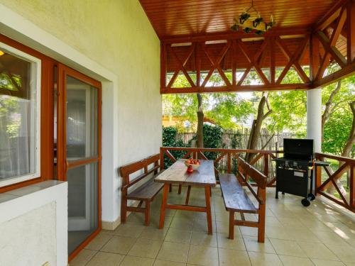 patio ze stołem i krzesłami na balkonie w obiekcie Holiday Home Marian by Interhome w mieście Balatonboglár