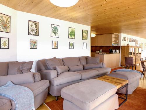 ein Wohnzimmer mit einem Sofa und einem Tisch in der Unterkunft Apartment Gloria Süd by Interhome in Mürren