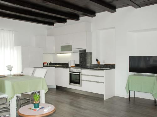 Kuchyň nebo kuchyňský kout v ubytování Apartment App- Vira Lago 500 Ost - EG by Interhome