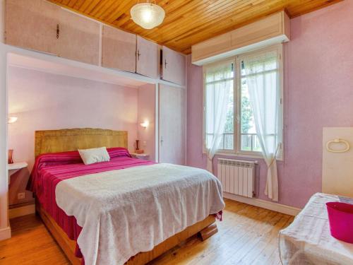 une chambre avec un grand lit et une fenêtre dans l'établissement Holiday Home Pignada by Interhome, à Mimizan