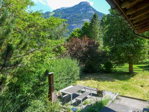 Chalet Chalet Wychel 8B by Interhome في انترتكيرشن: طاولة نزهة في حديقة مع جبال في الخلفية