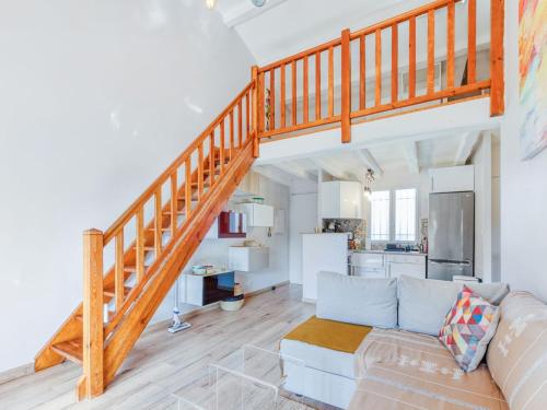 un salon avec un canapé et un escalier dans l'établissement Apartment Les Lantanas-2 by Interhome, à Cavalaire-sur-Mer