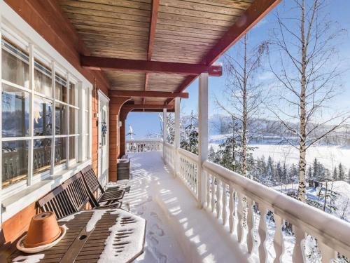 En balkong eller terrass på Holiday Home Aurinkoalppi 10a paritalo by Interhome