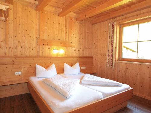 Postel nebo postele na pokoji v ubytování Chalet Chalet Alois by Interhome