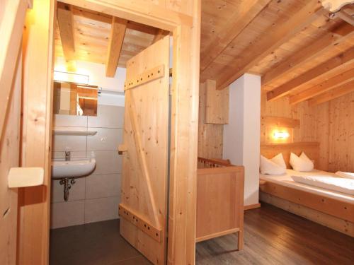 Postel nebo postele na pokoji v ubytování Chalet Chalet Alois by Interhome