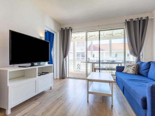 TV a/nebo společenská místnost v ubytování Apartment Les balcons des pêcheurs C25 by Interhome