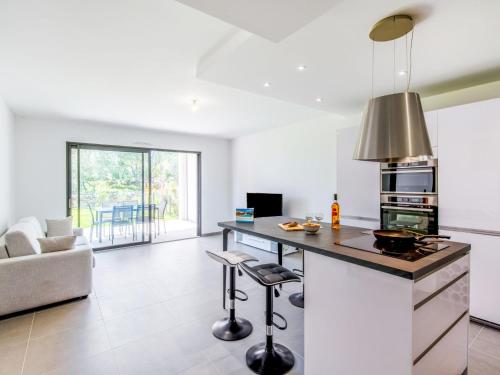 - une cuisine avec un îlot dans une chambre avec un canapé dans l'établissement Apartment Domaine d'Arca-2 by Interhome, à Porto-Vecchio