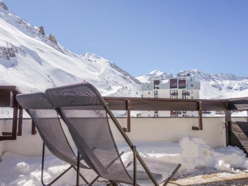 une chaise assise sur un balcon dans la neige dans l'établissement Apartment Home Club - Lavachet-7 by Interhome, à Tignes