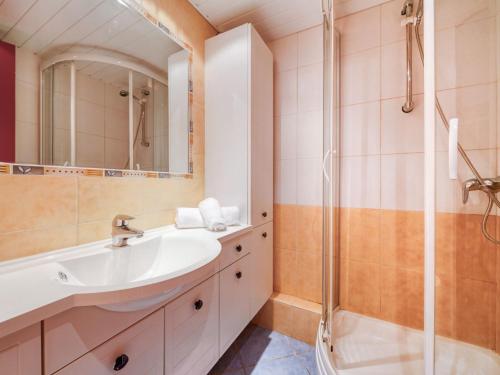 Apartment Home Club - Lavachet-7 by Interhome