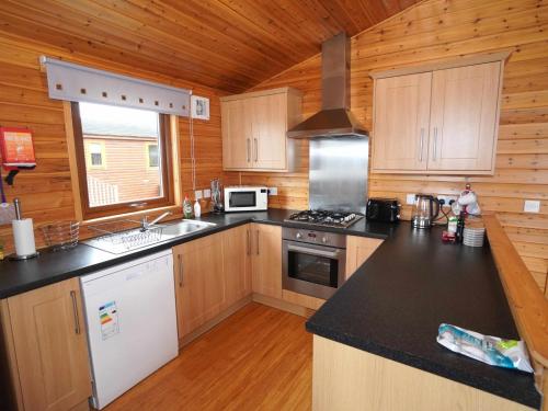 Кухня или мини-кухня в Chalet Loch Leven Lodge 11 by Interhome
