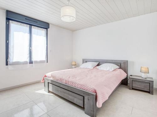 une chambre blanche avec un lit et une fenêtre dans l'établissement Holiday Home Peyroutic by Interhome, à Aureilhan