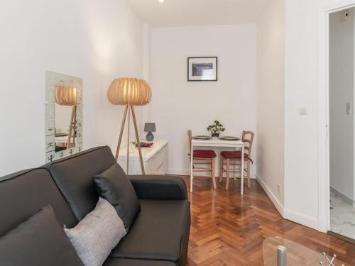 un salon avec un canapé et une table dans l'établissement Studio L'Escurial by Interhome, à Nice