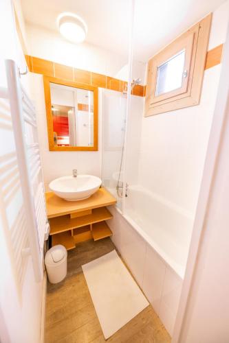 une salle de bain avec un lavabo et une douche dans l'établissement Le Panoramix, à Plagne 1800