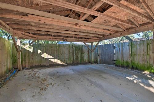 Galería fotográfica de Bedford Digs with Private Pool and Rec Room! en Bedford