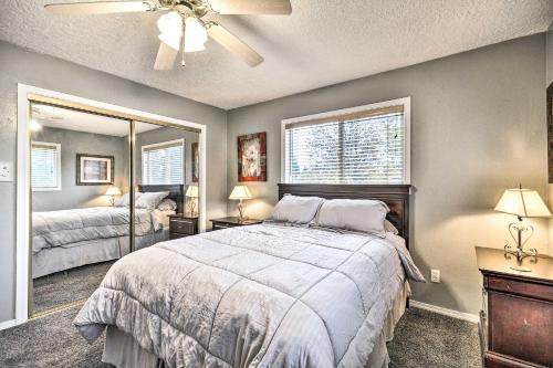 - une chambre avec un grand lit et un miroir dans l'établissement Vancouver Home with Hot Tub Less Than 15 Mi to Portland!, à Vancouver