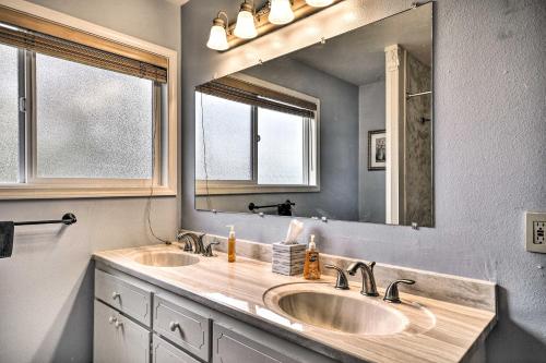 La salle de bains est pourvue de 2 lavabos et d'un grand miroir. dans l'établissement Vancouver Home with Hot Tub Less Than 15 Mi to Portland!, à Vancouver