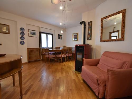- un salon avec un canapé et une table dans l'établissement Apartment Grosio Terrace by Interhome, à Grosio