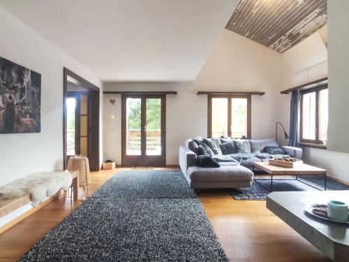 Zona d'estar a Holiday Home Haus Chappali by Interhome