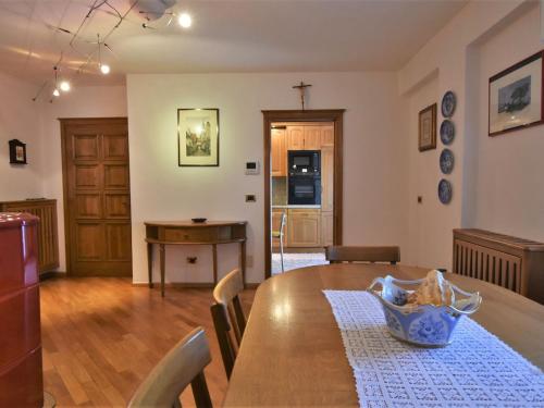 - une cuisine et une salle à manger avec une table et des chaises dans l'établissement Apartment Grosio Terrace by Interhome, à Grosio