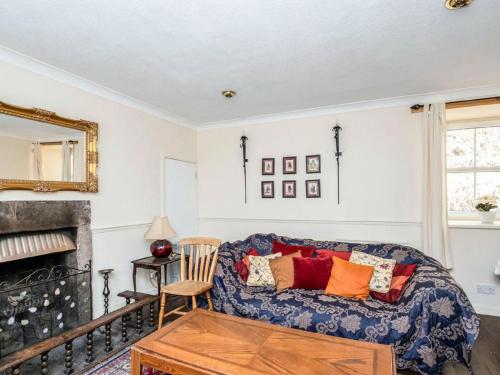 ein Wohnzimmer mit einem Sofa und einem Kamin in der Unterkunft Holiday Home Russcot by Interhome in Invermoriston