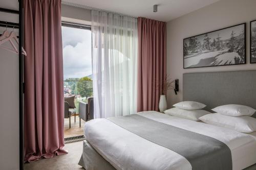 Un pat sau paturi într-o cameră la Apartamenty Novy Szczyrk
