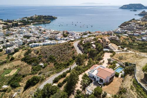 z powietrza widok na miasto i ocean w obiekcie Veranda Sea View Villa, Walking Distance to Beach, By ThinkVilla w mieście Agia Pelagia