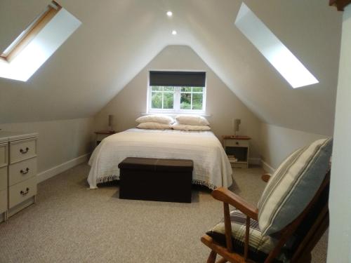 una camera mansardata con letto e finestra di Waterside Cottage a York