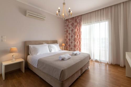 Un pat sau paturi într-o cameră la Chrissiida Villa