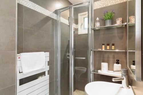 une salle de bain avec une douche, des toilettes et un lavabo dans l'établissement Sea View Duplex YourHostHelper, à Théoule-sur-Mer
