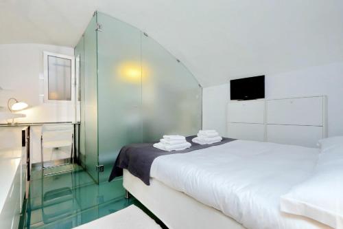 ローマにあるCoronariのベッド1台が備わるガラスの壁の客室です。