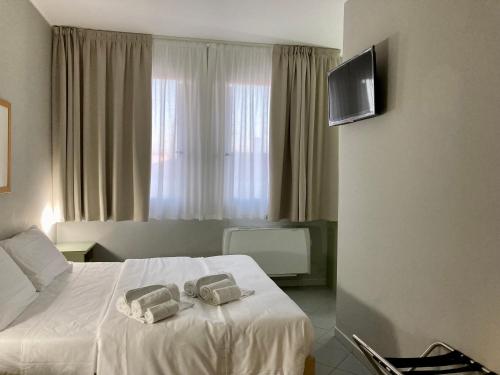 Un pat sau paturi într-o cameră la Hotel Primo