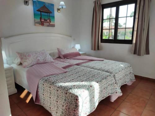Säng eller sängar i ett rum på Bungalow Santa Fe en centro de Playa del Inglés