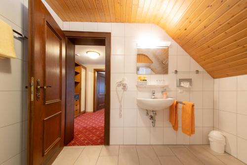 Kylpyhuone majoituspaikassa Brauerei-Gasthof Hotel Post