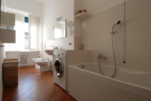 A bathroom at Conca Del Naviglio by Halldis