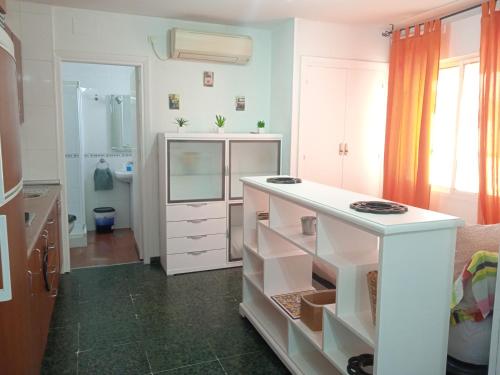 O bucătărie sau chicinetă la Apartamento Con Encanto 'Larios Studio'