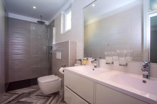 Kúpeľňa v ubytovaní Luxury Villa POCRNJA -heated pool, sauna, jacuzzi, pool table