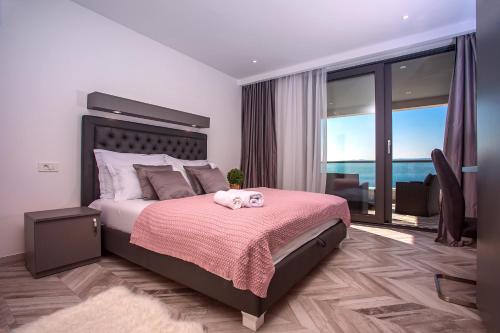 Posteľ alebo postele v izbe v ubytovaní Luxury Villa POCRNJA -heated pool, sauna, jacuzzi, pool table