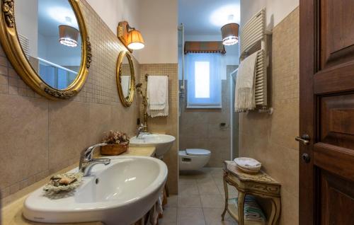 bagno con lavandino, servizi igienici e specchio di Villa MariaTeresa a Isernia