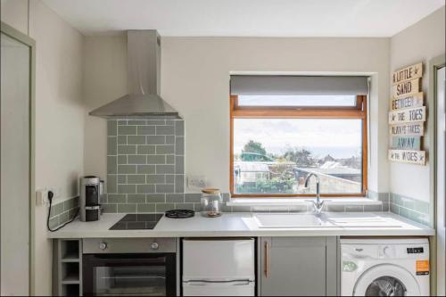 Seaview 1 bed open condo - free parking photo 39